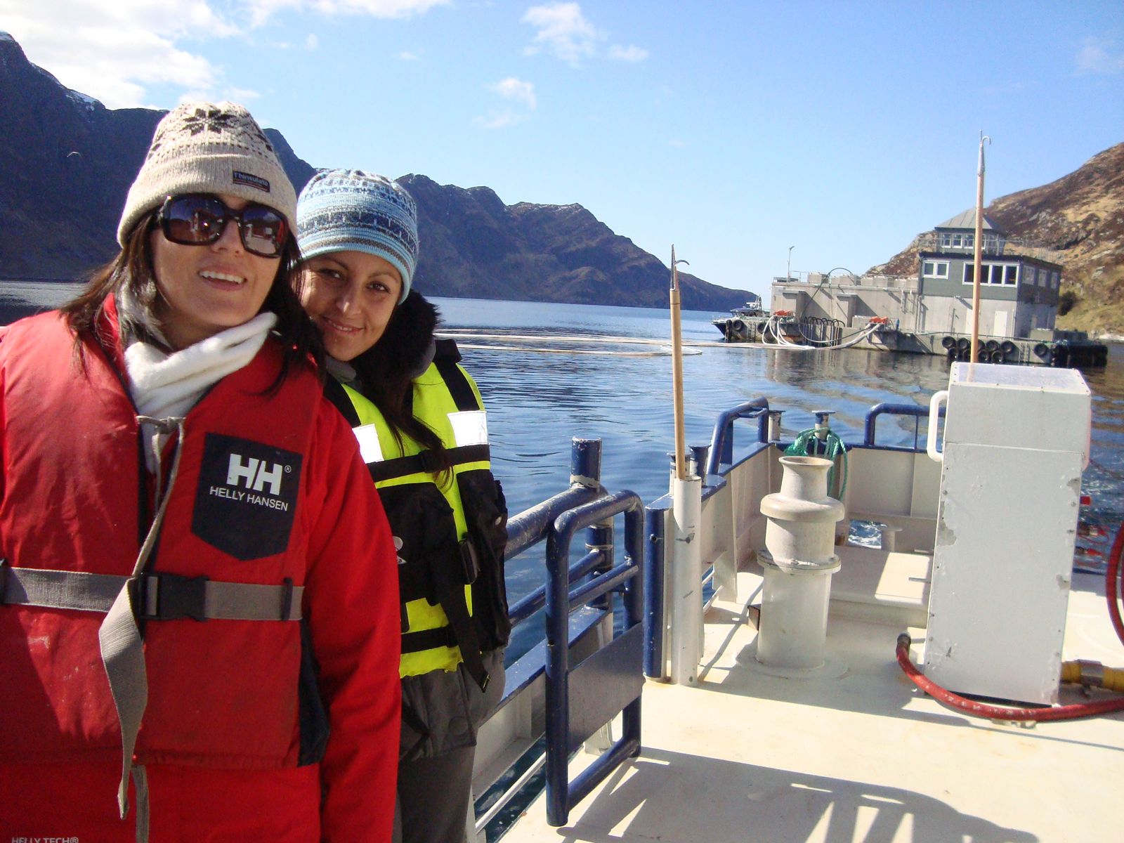 Dos profesionales de WICA con chalecos salvavidas a bordo de una embarcación