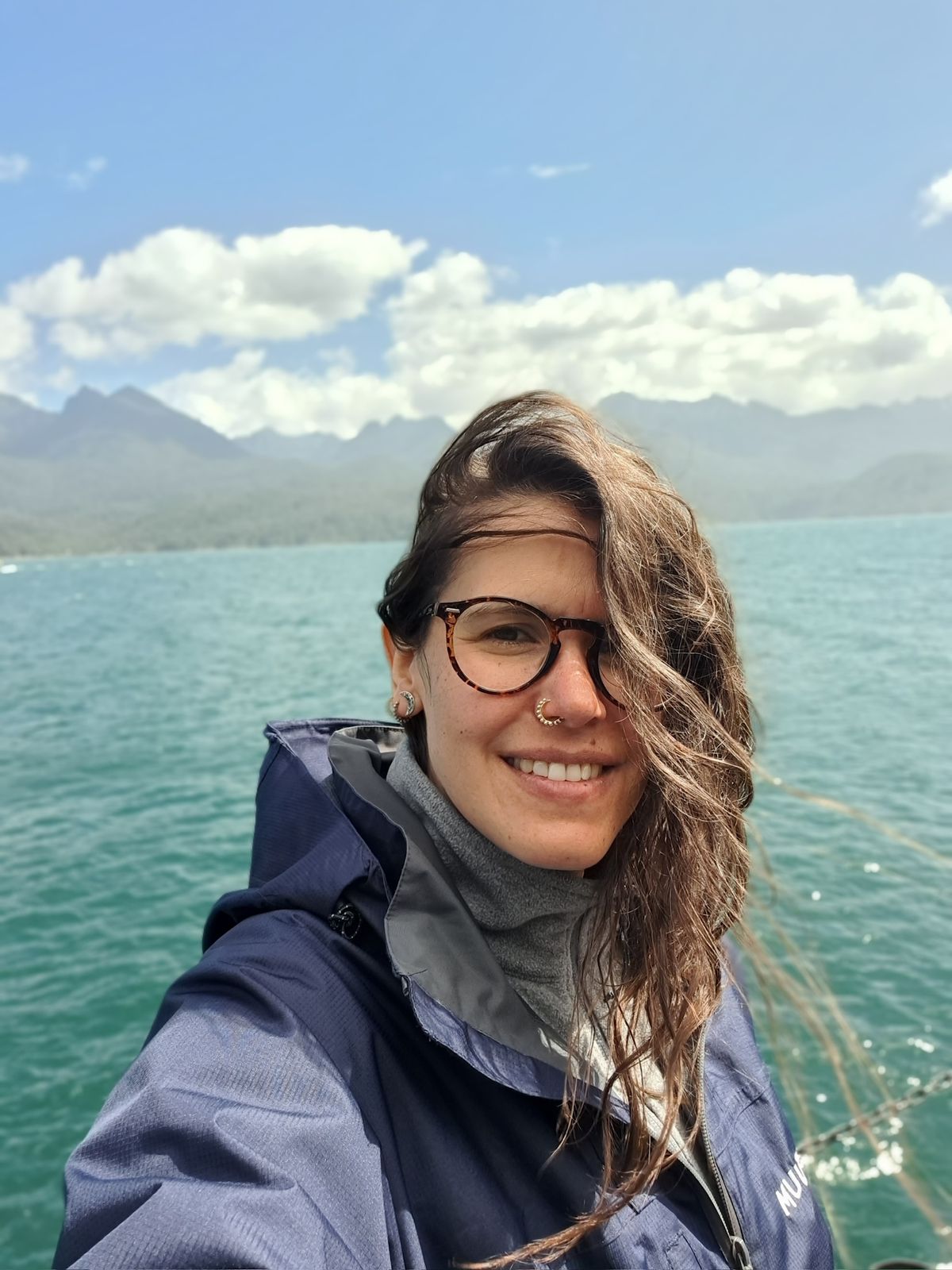 Profesional de WICA a bordo de una embarcación con vista al mar