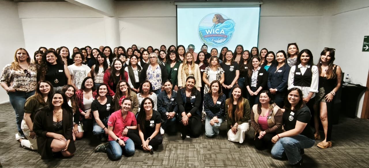 Gran grupo de mujeres reunidas en un encuentro de WICA